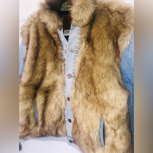 Levi’s jean/faux fur jacket (M) - Picture 4 of 13